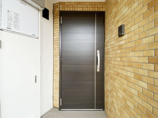 【その他共用部分】 | 皆様をお迎えする、お部屋の玄関ドア。開けやすさや開放角度、ドアノブの操作しやすさや鍵の形状などを、現地で一度ご確認ください。～即日のご見学可能～　お問合せはお気軽にどうぞ。
