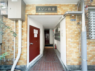 【エントランス】 | お客様を、そして住人を出迎えてくれるマンションのエントランス。ゴミが落ちていないことからも、管理状態の良さや住民の節度の高さが見て取れます。～即日のご見学可能～　お問合せはお気軽にどうぞ。