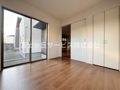 【洋室】 | 静岡市清水区横砂南町 5期 新築一戸建て 2号棟 | リビングの奥にある洋室です