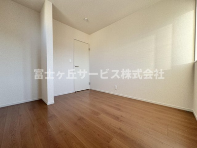 【洋室】 | 静岡市清水区横砂南町 5期 新築一戸建て 2号棟 | 使いやすい洋室です