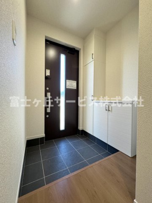 【玄関】 | 静岡市清水区横砂南町 5期 新築一戸建て 2号棟 | 収納もある玄関です