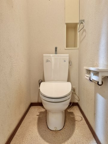 セランのトイレ|清潔感のあるトイレ！背面上部には便利な収納棚付き！
