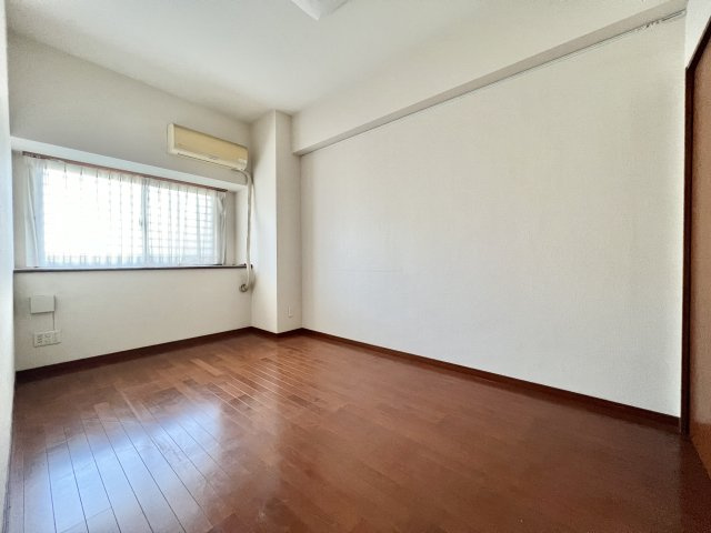 セランの洋室|約7.08帖の主寝室。ダブルベッドを置いてもゆとりの広さです。