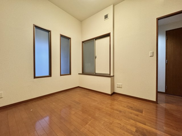 セランの洋室|約5.06帖洋室。
擦りガラスが採光となり明るく抜けた空間になっております！