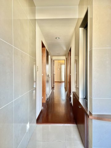 セランの玄関|廊下は大理石のような壁のタイルがとてもオシャレですね♪
