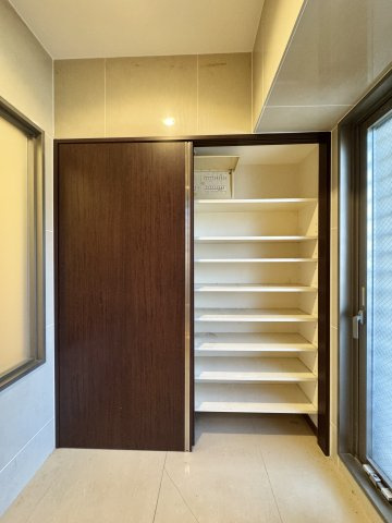 セランの収納|シューズクロークもあり、スッキリとした玄関をキープ出来ます♪