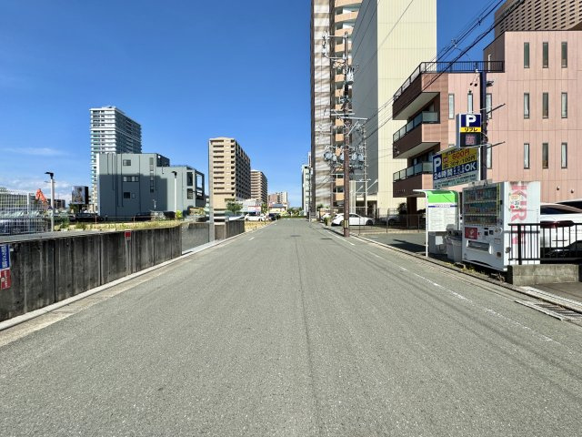 セランのその他|こちらは前面道路を西側から東向きに撮影しました。