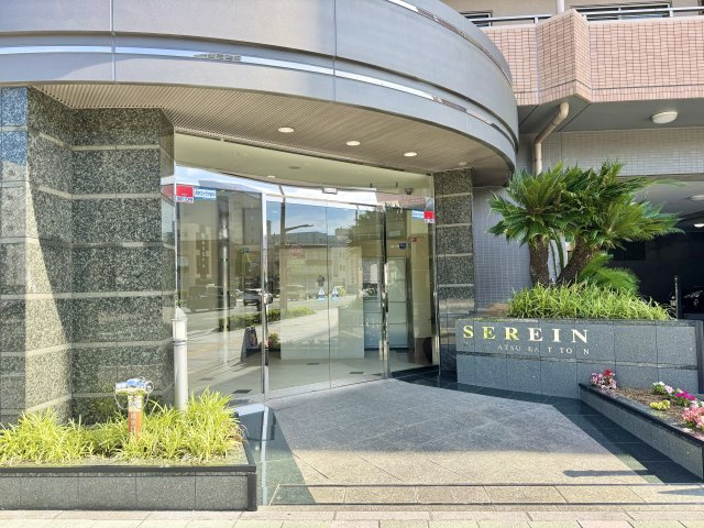 セランのエントランス|マンションのエントランスは高級感漂うデザインです♪

