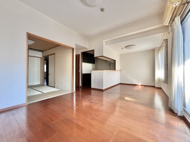 セランの居間・リビング|大きな窓から差し込む陽射しが、部屋全体を明るく気持ちの良い空間にしてくれます！
