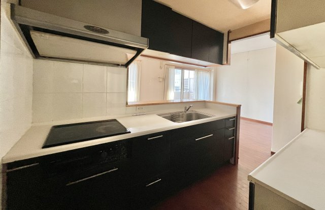 セランのキッチン|奥行のあるキッチン！モノトーンで、シックなデザインになっています。
