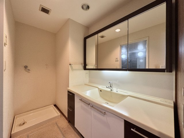 セランの洗面所|3面鏡付きの大きな洗面台！
横広な洗面台なのでお二人並んでも圧迫感は感じません！
