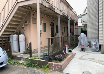 【外観】 | コーポ鈴 | 土地の面積＝住宅面積ではありません。建ぺい率の問題などで、土地のある場所によって住宅を建てられる面積は限られています。高さもしかり、「土地」という言葉の中には、建築条件も含まれると考えておきましょう。