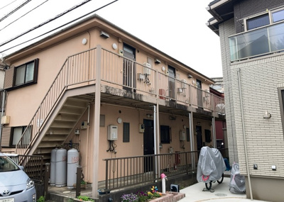 【外観】 | コーポ鈴 | 家を建てる場合、方位は要チェックです。現実的に日当たりのよい家ならばリビングは南側、建築基準法でも北側に当たる家への配慮は求められています。土地を見学に行く際は、方位磁針を持って行くようにしましょう。