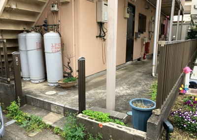 【外観】 | コーポ鈴 | 土地を買う際、住む地域の自治体や福祉の補助制度にも注目してみましょう。子供や老人の医療補助やゴミ出しのルールなど、自治体によってルールに大きな違いがあるため、暮らしやすい土地で判断するとよいでしょう。