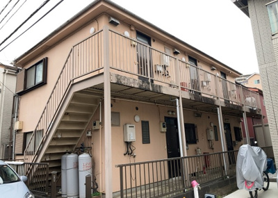 【外観】 | コーポ鈴 | 現地に行くなら、物件の周囲の地形がどうなっているかを見ることも大切です。周辺より低くなっている土地では、大雨などで水が集まりやすいため、地盤が弱くなっているということも考えられるため、注意が必要です。