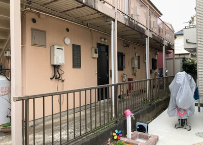 【外観】 | コーポ鈴 | 隣家の土地はどうなっているのか、生活利便施設が近くにあるのか、学校まで近いかなど、お客様のライフスタイルにあわせたイメージが重要です。また、近くにあると困る施設が近くにないかも確認するといいでしょう。