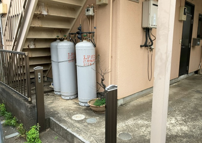 【外観】 | コーポ鈴 | 土地購入を検討されている場合、境界杭がない状態で購入してしまうと境界確定測量をする必要があり、費用がかかります。購入の前に、売主、隣土地所有者立ち合いのもと境界を確定し境界杭を設置するのがベストです。