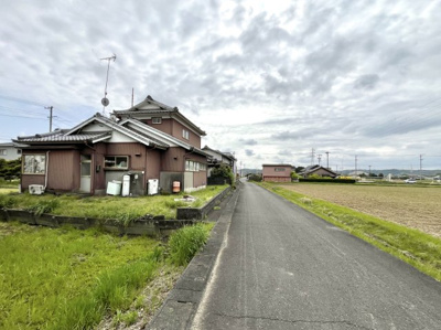 【外観】 | 袋井市延久 売土地 | 土地面積（公簿）458.2㎡（138.6坪）、更地渡し。北面は田んぼで近隣のお宅も敷地の広い地域なので、プライベート感のある暮らしをお好みの方におすすめです。