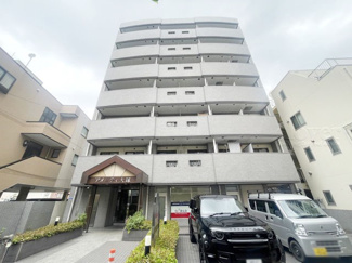 【外観】 | 手入れの行き届いた外壁やエントランスなど、「見ればわかる」レベルで清潔感を保ったマンションです。築年数を感じさせない姿で皆様をお出迎えします。～即日のご見学可能～　お問合せはお気軽にどうぞ。
