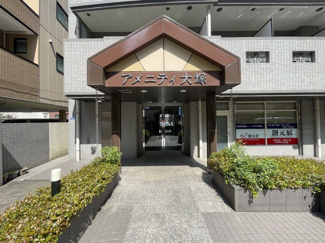 【エントランス】 | お客様を、そして住人を出迎えてくれるマンションのエントランス。ゴミが落ちていないことからも、管理状態の良さや住民の節度の高さが見て取れます。～即日のご見学可能～　お問合せはお気軽にどうぞ。
