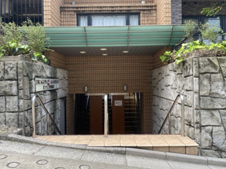 【エントランス】 | お客様を、そして住人を出迎えてくれるマンションのエントランス。ゴミが落ちていないことからも、管理状態の良さや住民の節度の高さが見て取れます。～即日のご見学可能～　お問合せはお気軽にどうぞ。