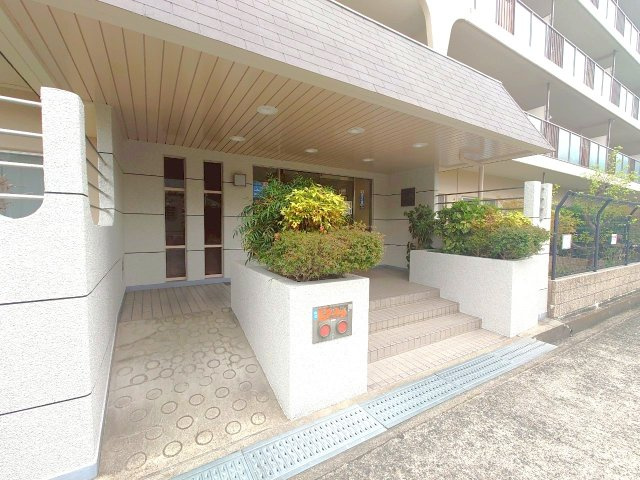 ◆２０２５年４月リノベーション済み◆ペット飼育可能(規約有)◆南東角部屋◆山科不二サンハイツのエントランス|エントランス