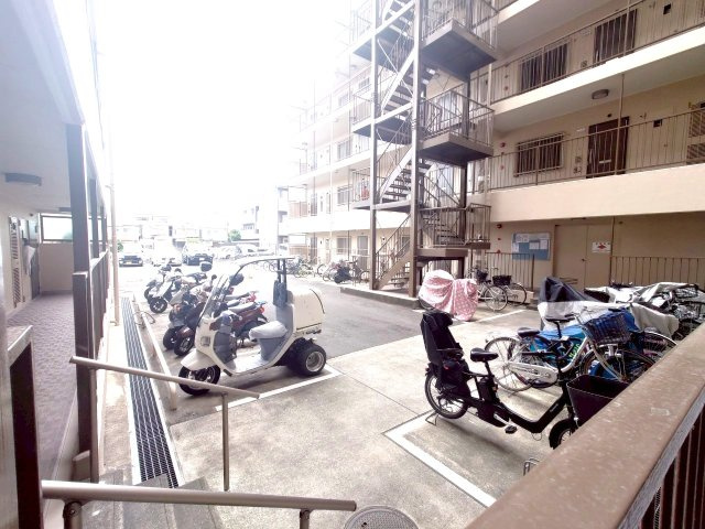 ◆２０２５年４月リノベーション済み◆ペット飼育可能(規約有)◆南東角部屋◆山科不二サンハイツの駐車場|駐車場、バイク置場、駐輪場