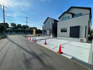 【前面道路含む現地写真】 | 前面道路（9号棟）