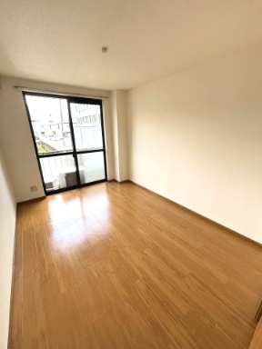 タウンコートKの洋室|光が入るだけで、部屋は広く感じる。