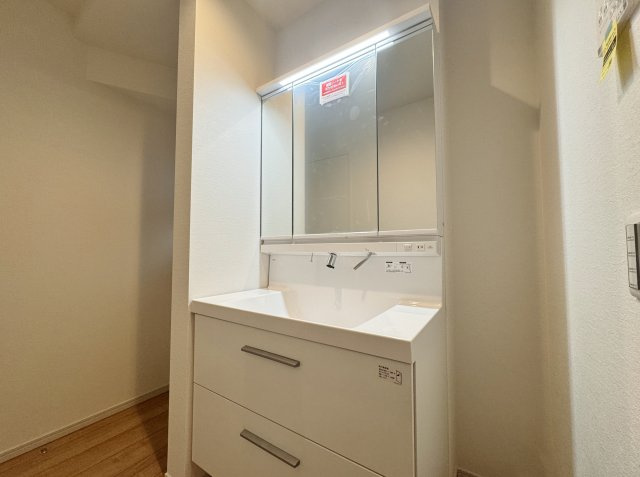 練馬区大泉学園町2丁目 限定1棟の洗面所|明るく清潔感溢れる洗面スペース
毎日使う場所だからこそ、快適な空間となっております