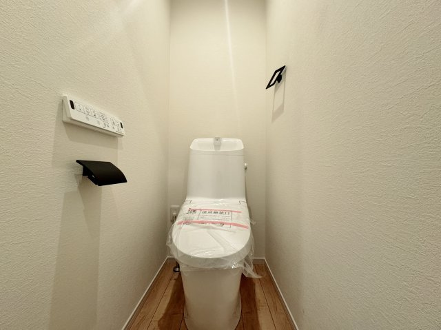 練馬区大泉学園町2丁目 限定1棟のトイレ|トイレは1階・2階にございます
温水洗浄暖房便座機能付