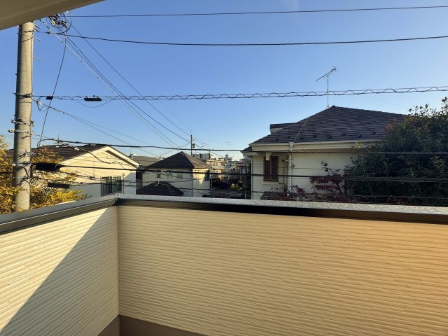 練馬区大泉学園町2丁目 限定1棟のバルコニー|南向きのワイドバルコニー
陽当り良好でお洗濯物もしっかりと乾きます