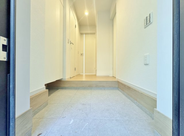 練馬区大泉学園町2丁目 限定1棟の玄関|建物面積108.64㎡！！
2階建　4LDK　WIC　パントリー　南向きのワイドバルコニー　広々カースペース付
スタイリッシュな外観×高機能な仕様設備