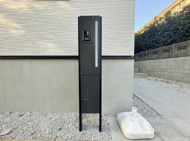 練馬区大泉学園町2丁目 限定1棟の玄関|玄関先にはお留守の時に便利な宅配ボックスを完備いたしました
ネット注文などが増え必須の仕様設備となっております