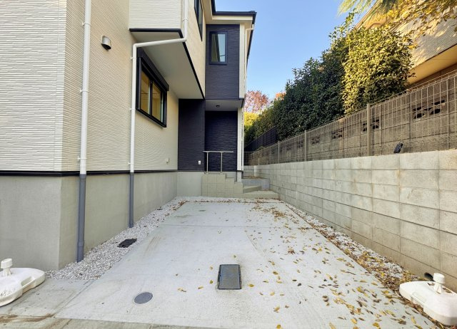 練馬区大泉学園町2丁目 限定1棟の駐車場|ハイルーフ車も駐車可能な広々カースペース付です