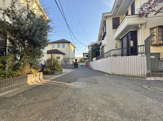 練馬区大泉学園町2丁目 限定1棟の前面道路含む現地写真|南側約4.0ｍ私道
暖かな光がしっかりと届き心地よい住環境です
西武池袋線「大泉学園」駅徒歩14分
バス便も充実
「北園」停歩3分♪
吉祥寺・朝霞・成増・阿佐ヶ谷行などアクセスが広がります