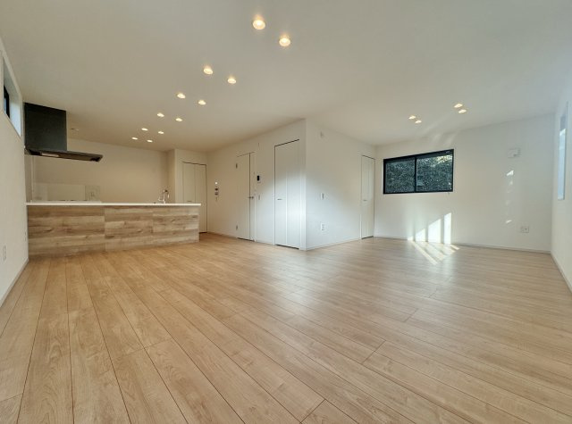 練馬区大泉学園町2丁目 限定1棟の居間・リビング|階に配した21.8帖の広々LDK♪
通風・採光にも優れ、心地よい光と風が溢れる大空間
ご家族皆様でゆったりとお寛ぎいただけます