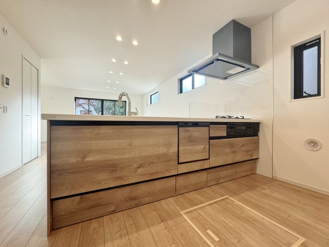 練馬区大泉学園町2丁目 限定1棟のキッチン|快適な機能とデザイン性が魅力のシステムキッチンを設置いたしました
リビングにいるご家族と会話をしながら家事が楽しめる人気のオープンキッチンです