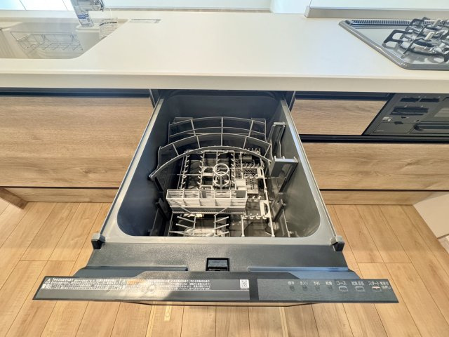 練馬区大泉学園町2丁目 限定1棟のキッチン|食後の片づけに便利な食器洗乾燥機が標準装備です 時間が有効活用でき、節水にもなります