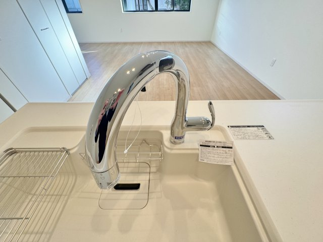 練馬区大泉学園町2丁目 限定1棟のキッチン|水栓部分を触らずに手を洗うことができるので衛生的に使用でき、使用頻度の高いキッチン水栓では家事効率もUPいたします