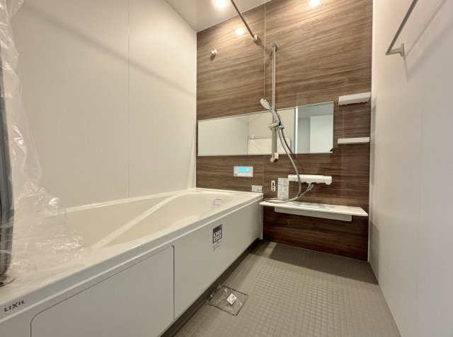 練馬区大泉学園町2丁目 限定1棟の浴室|足を伸ばしてゆったりとお寛ぎいただける一坪タイプのユニットバス
お子様とのご入浴も快適な広さです