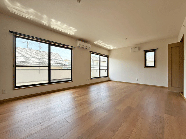 仙台市泉区南中山1丁目　中古戸建の洋室|大きな窓から陽光が降り注ぎ、お部屋の隅々まで明るく照らす◎住空間を快適に整え、一人時間も楽しむ暮らし♪