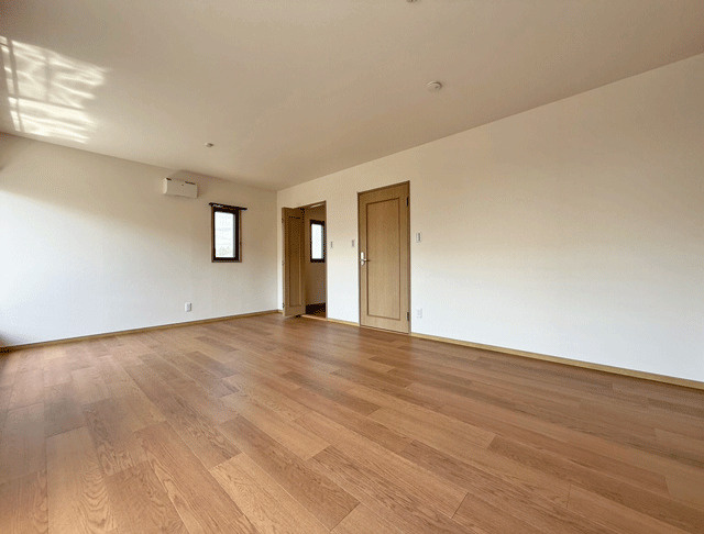 仙台市泉区南中山1丁目　中古戸建の洋室|広々とした洋室はご夫婦の主寝室におすすめ♪ウォークインクローゼットを付けたので、たくさんの衣類を収納出来て大満足◎