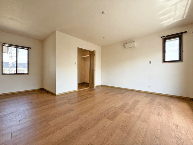 仙台市泉区南中山1丁目　中古戸建の洋室|大きなウォークインクローゼット付きの洋室♪衣類も小物もたっぷりと収納し、お部屋の空間をより一層広くお使いいただけますね♪