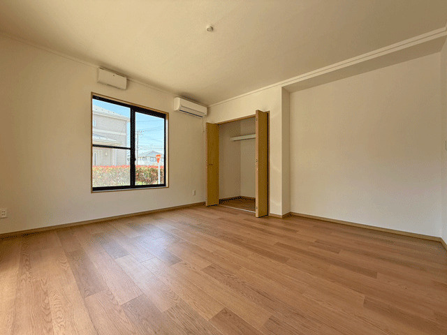 仙台市泉区南中山1丁目　中古戸建の洋室|1階の独立洋室設置！将来も安心♪使うものを使う場所へと賢く分散収納◎全てのお部屋に収納スペースを配置し、暮らしをよりスムーズに♪