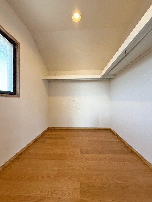 仙台市泉区南中山1丁目　中古戸建の収納|ウォークインクローゼットの内部は上部に棚を付けた事で収納力がアップ♪衣類も小物もまとめて収納◎
