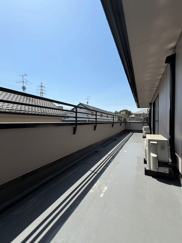 仙台市泉区南中山1丁目　中古戸建のバルコニー|日当たり良好なワイドバルコニーで隣接したお部屋への採光性も◎開放的な空間に仕上げてくれます♪