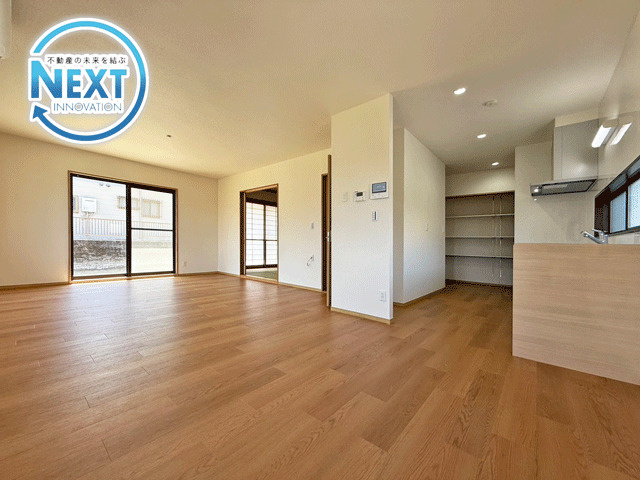 仙台市泉区南中山1丁目　中古戸建の居間・リビング|ダイニングセットとソファーを置いてもゆとりのスペースを確保したリビングは、家族がそれぞれ好きな場所で寛げる