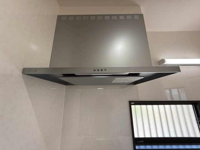 仙台市泉区南中山1丁目　中古戸建のキッチン|お料理中のニオイが気になりにくいハイパワーのレンジフードを採用◎平型で圧迫感を感じにくいのも人気のポイント♪
