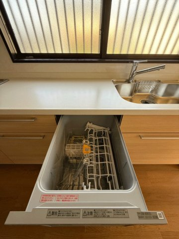 仙台市泉区南中山1丁目　中古戸建のキッチン|忙しいパパママの強い味方♪ビルトイン食洗機を備えました♪夜寝ている間に家事が一つ終わると気持ちにも余裕が生まれそうです♪